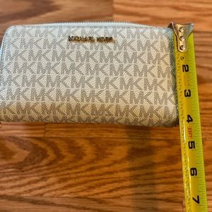 Michael kors wristlet wallet